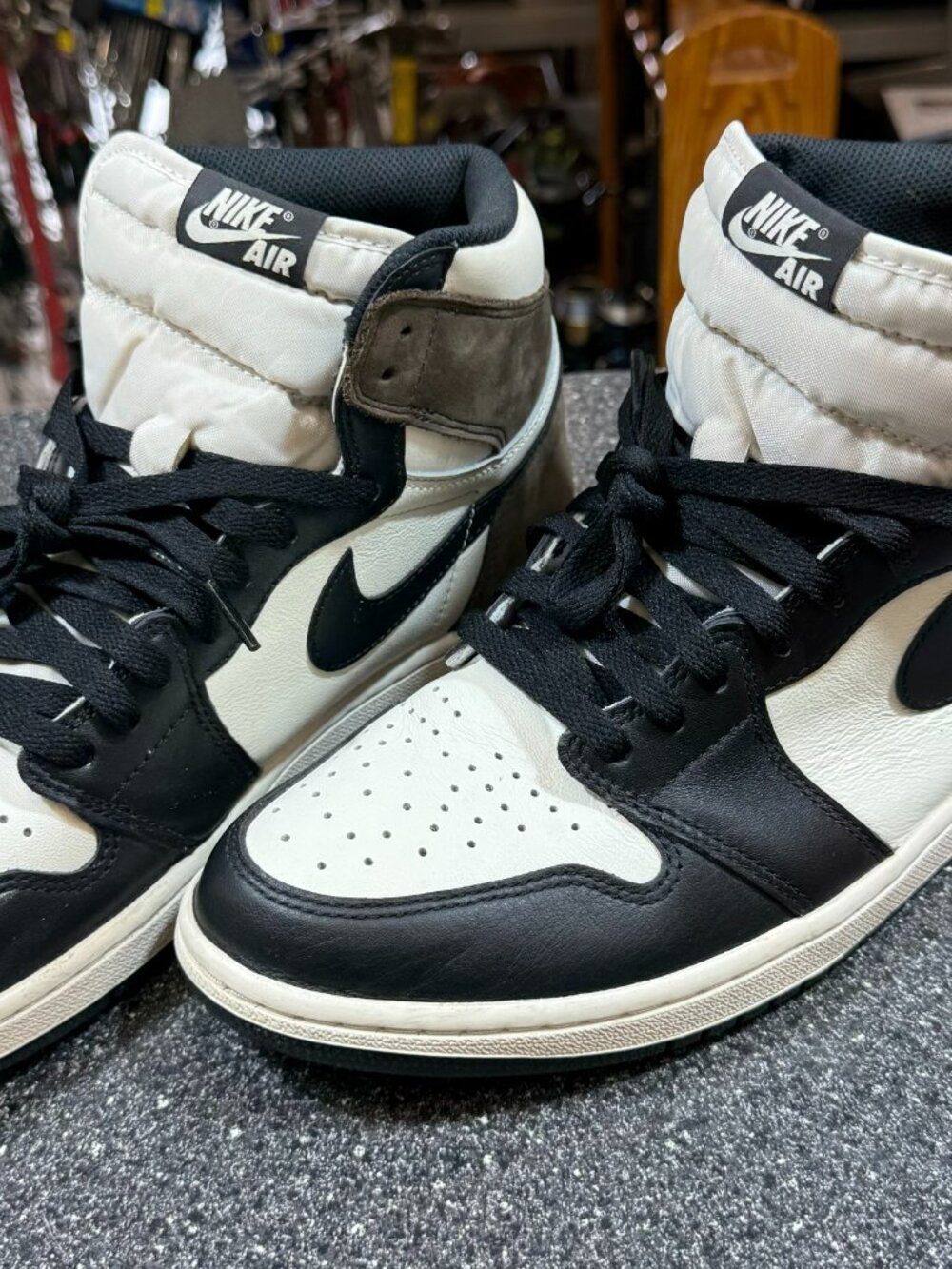 Nike Air Jordan 1 High Top Mocha Sneakers, Size 11.5 - Picture 2 of 6